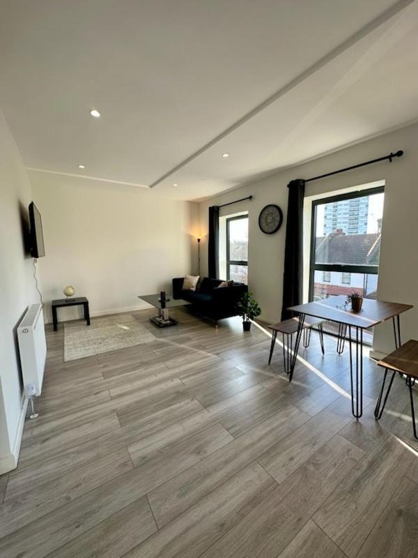 Stratford Apartment With Balcony Лондон Экстерьер фото