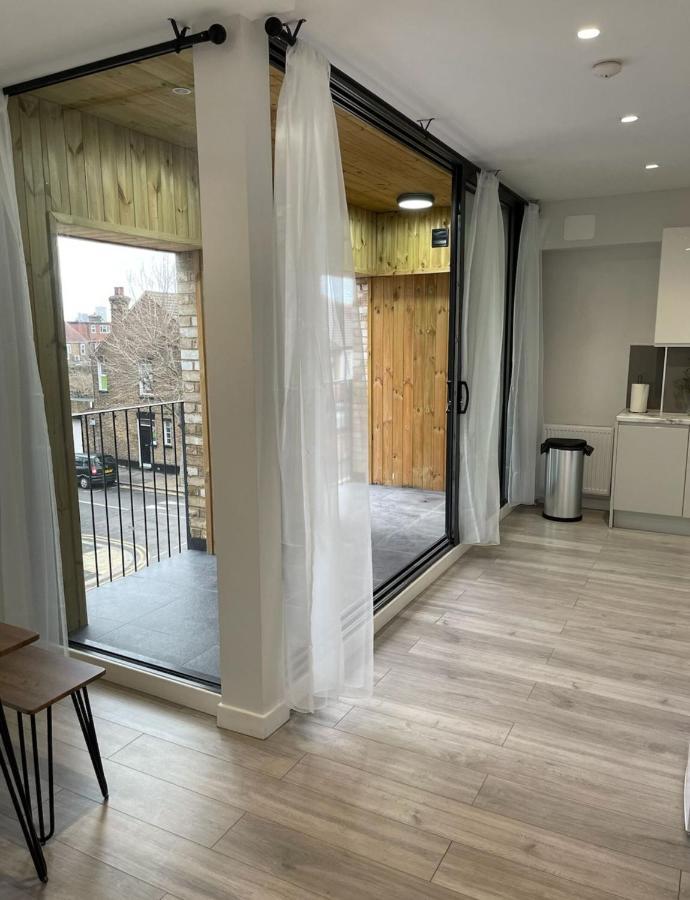 Stratford Apartment With Balcony Лондон Экстерьер фото