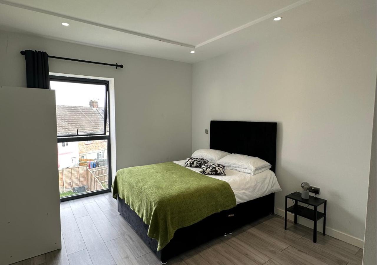 Stratford Apartment With Balcony Лондон Экстерьер фото